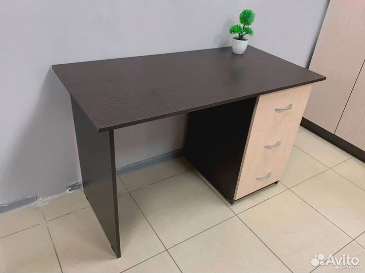 Письменный стол с ящиками