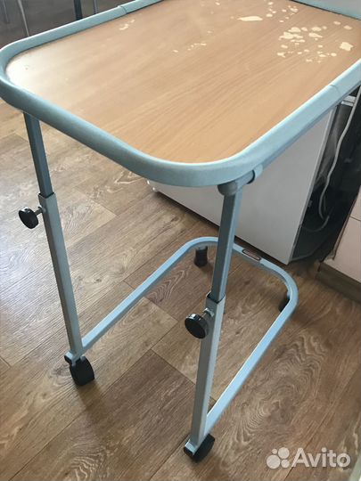 Медицинский прикроватный столик