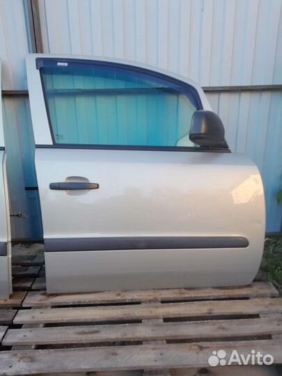 Передняя правая дверь Опель Зафира Б 2010 р