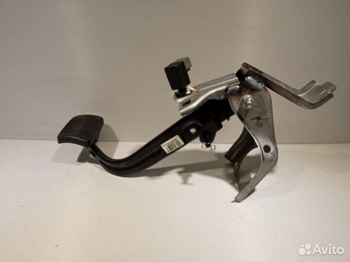 Педаль тормоза Hyundai Solaris седан G4FC 2011