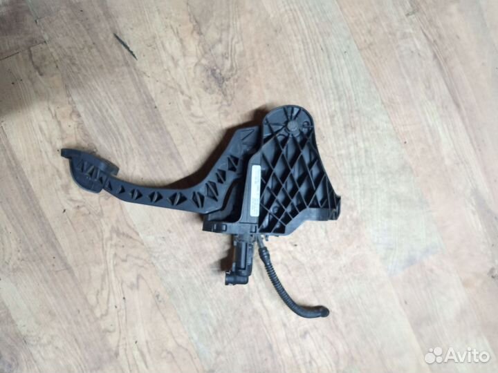 Педаль сцепления Passat cc