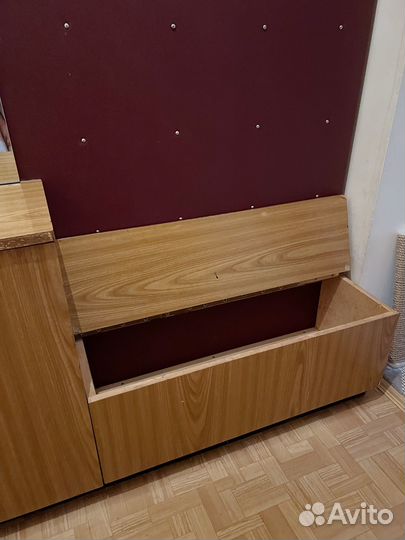 Вешалка с зеркалом и тумбочками
