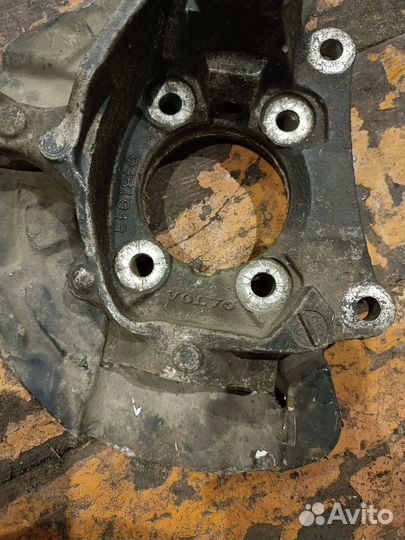 Кулак передний левый Volvo s60,s80,xc70,v70 2001+