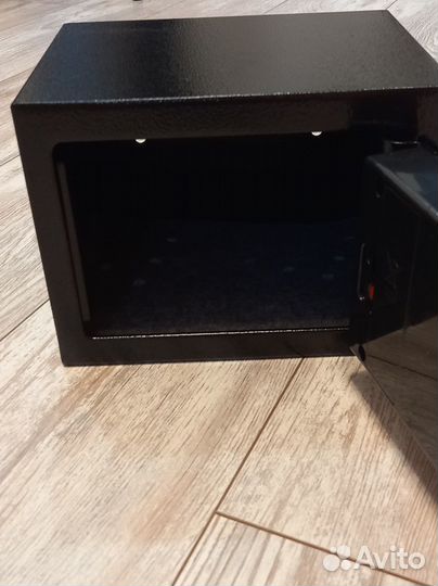 Сейф металлический