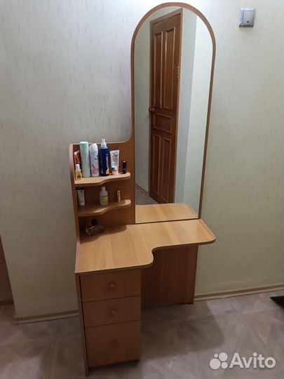 Трюмо с зеркалом