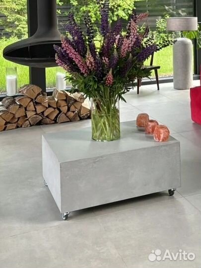 Бетонный журнальный столик на колесах