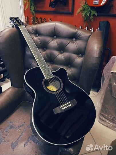 Электроакустическая гитара черная