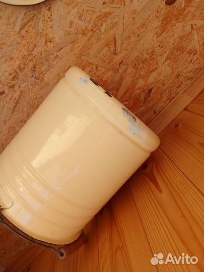 Эмалированное ведро с крышкой. бу