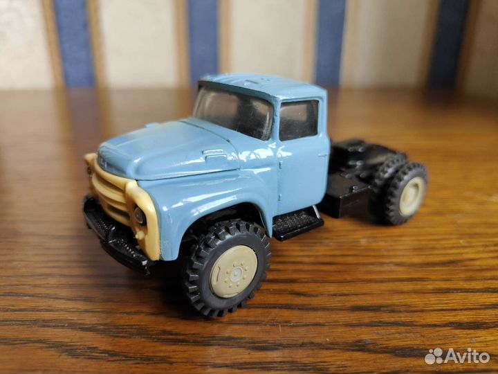 Модель автомобиля СССР седельный тягач ЗИЛ-130 140