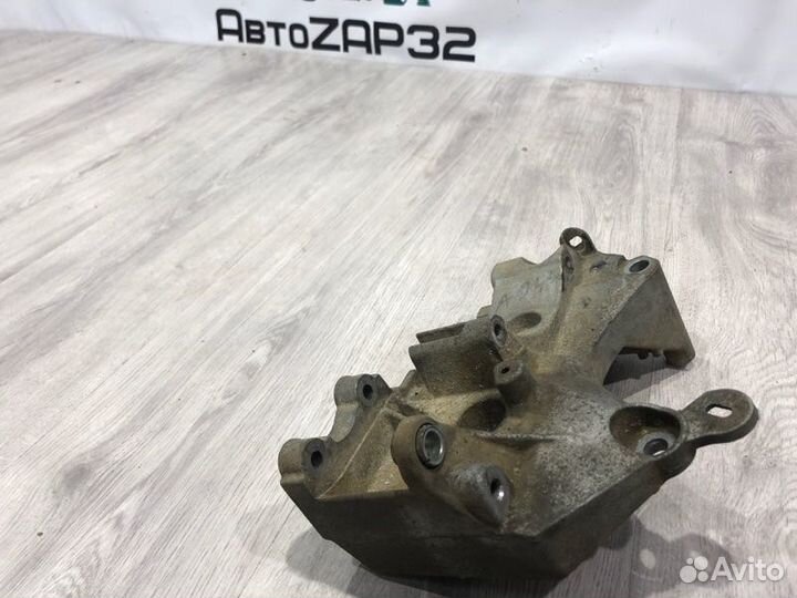 Кронштейн генератора Renault Sandero K7JA710 2013