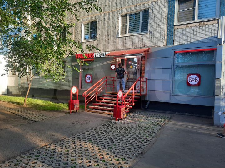 Помещение с Красное и Белое напротив станции метро