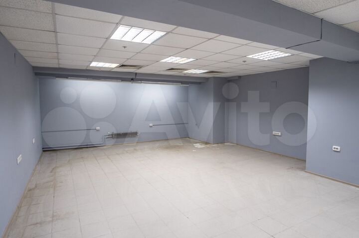 Универсальное помещение на первой линии в центре с