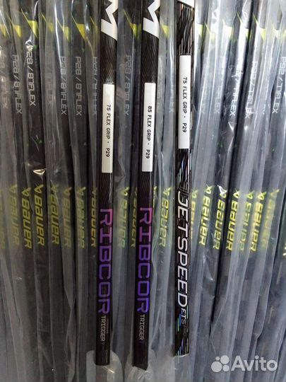 Хоккейные клюшки и перчатки, лента