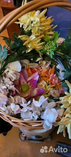 Искуственные цветы в карзинке
