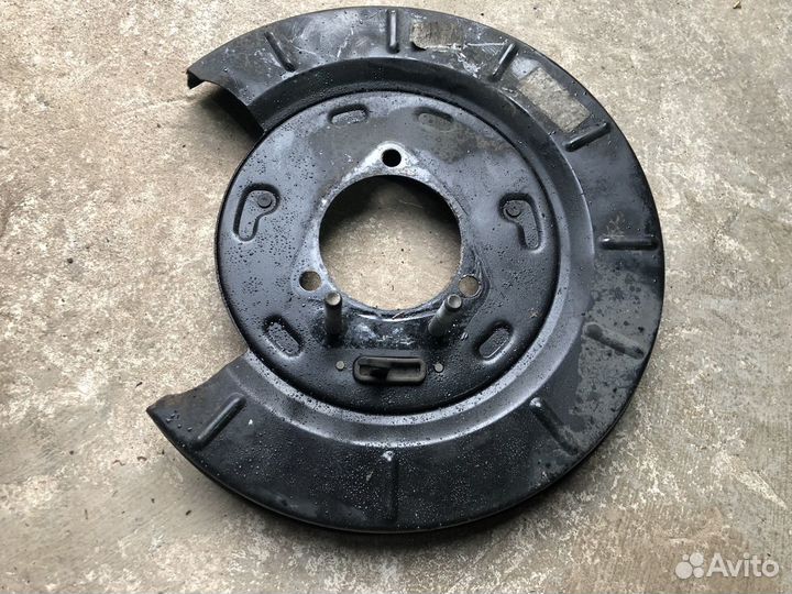 Щиток суппорта задний левый Chevrolet Camaro V