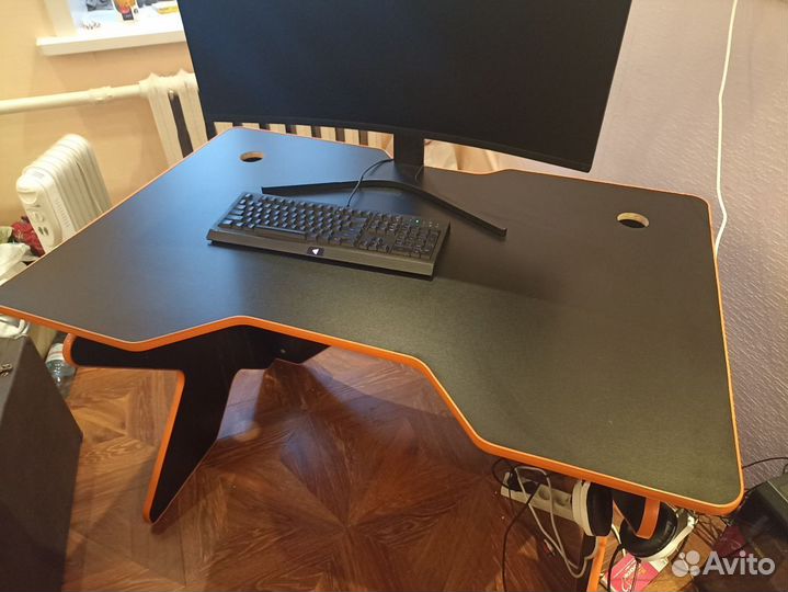 Стол игровой черно-оранжевый