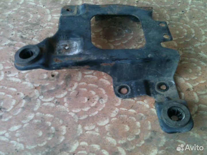 Форд Фокус 2 2007г. Крепление чехла акб