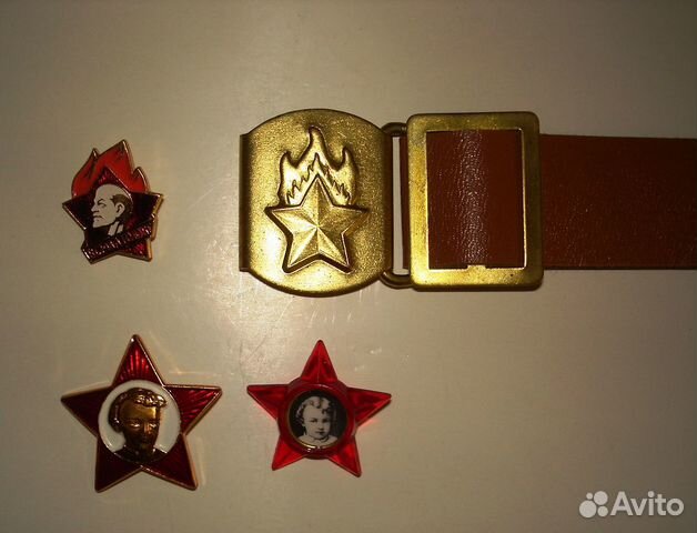 Пионерская атрибутика: ремни, значки, флажки