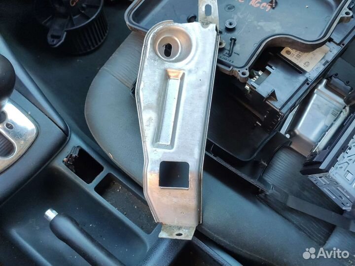 Опора ноги водителя Ауди а6с5 4b1864775