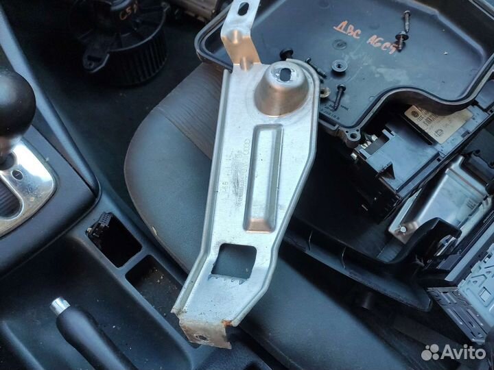 Опора ноги водителя Ауди а6с5 4b1864775