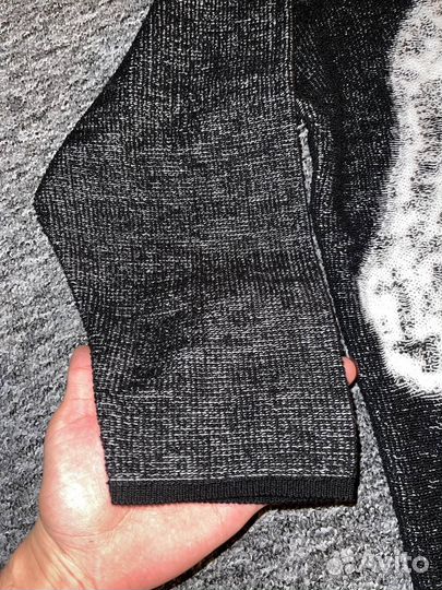 Свитер lacoste на руках