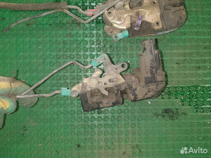 Замок двери передней Додж Стратус 96-00г