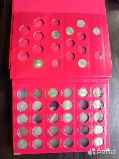 Альбом с коллекционными монетами