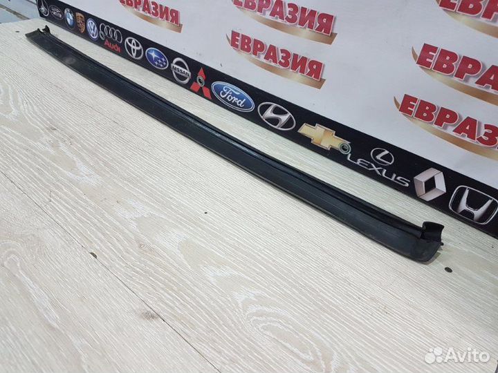 Уплотнительная резинка капота Bmw 5-Series F10