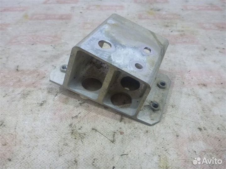 Кронштейн задний правый Toyota Rav4 ACA30 1azfe