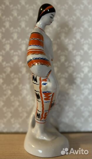 Статуэтка фарфор Девушка с ведром