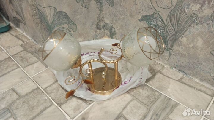 Продаётся люстра двух рожковая