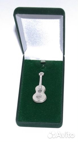 Акустическая гитара. Брошь (значок). 1950-е