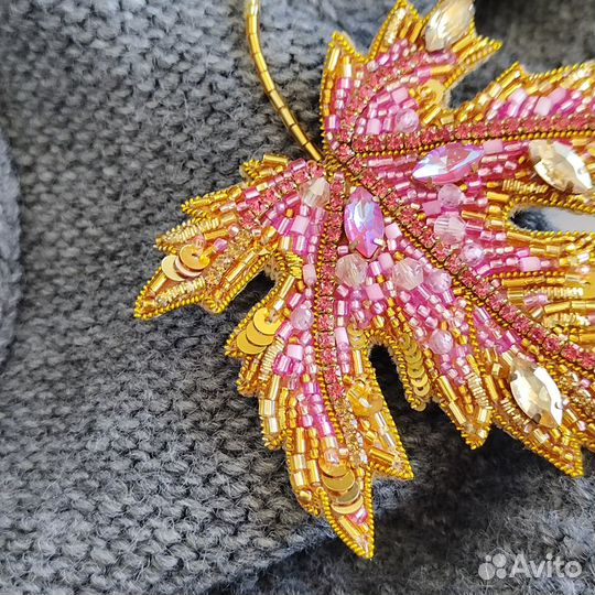 Брошь на пальто кленовый лист