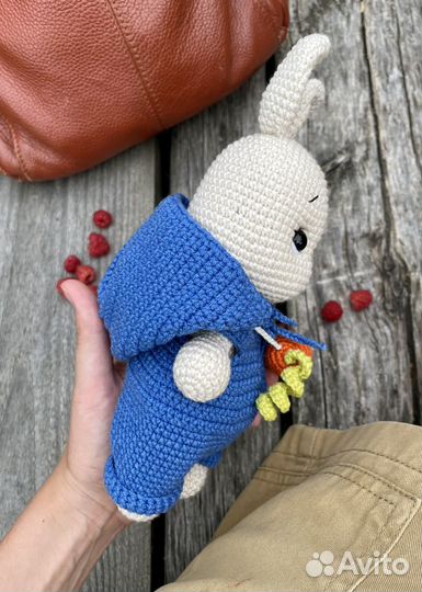 Вязаная игрушка Заяц с морковкой