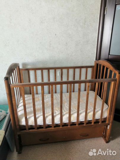 Детская кроватка с маятником и ящиком