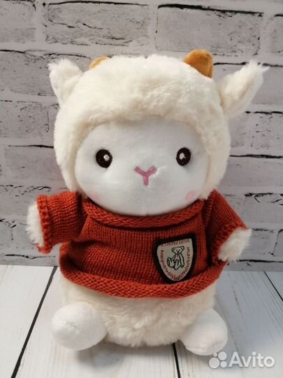 Маленький плюшевый барашек, в одежде 25 см