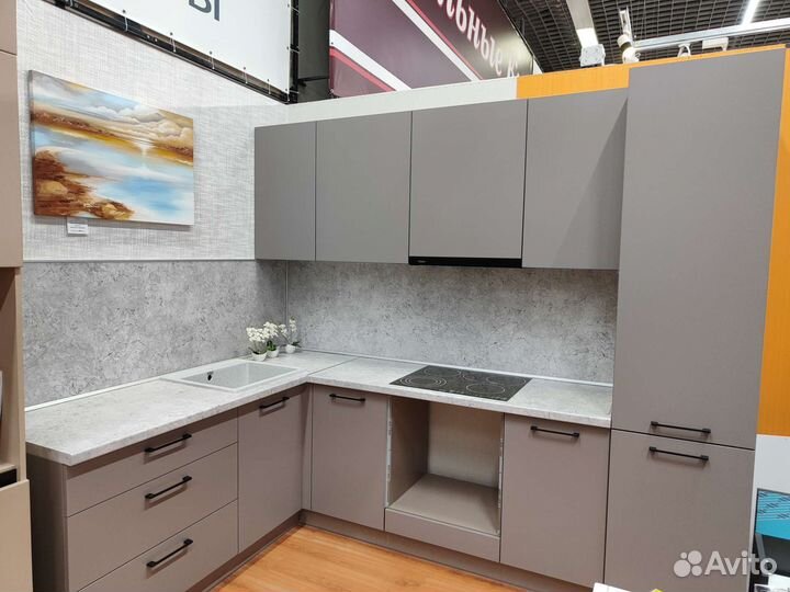 Кухонный гарнитур выставочный образец