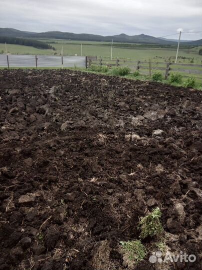 Вспашка земли трактором