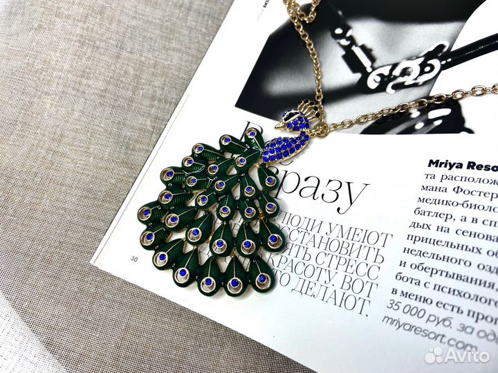 Ожмрелье с павлином с синими стразами