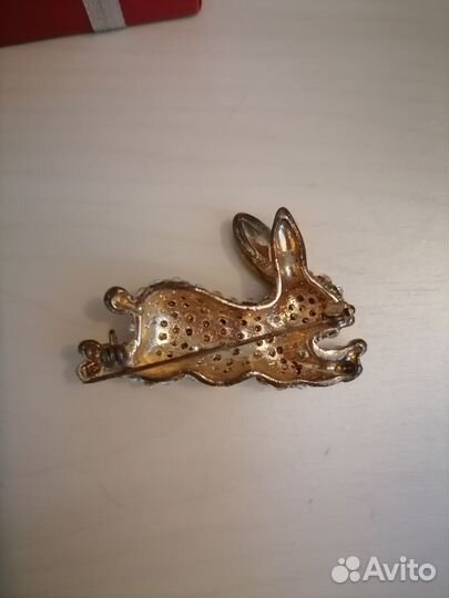 Брошь заяц