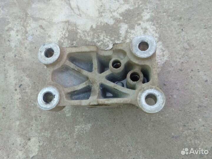 Кронштейн крепления МКПП hyundai I30