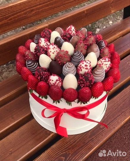 Коробки, букеты с клубникой в шоколаде, с цветами