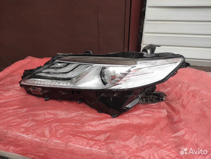 Левая фара на Тойоту Камри 70 75 б/у оригинал