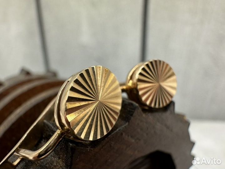 Золотые серьги 585 пробы массой 4.5 грамма