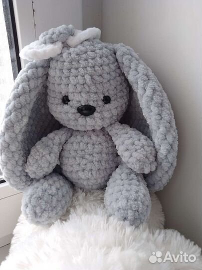 Плюшевый заяц вязаный