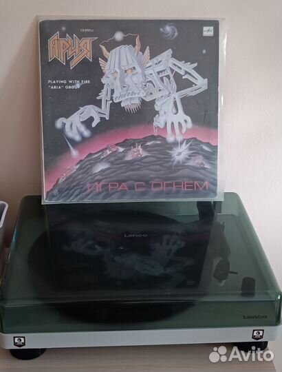 Проигрыватель винила и пластинки