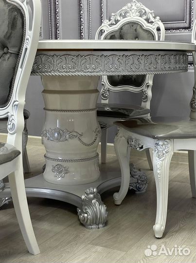 Стол и стулья в гостиную. В наличии