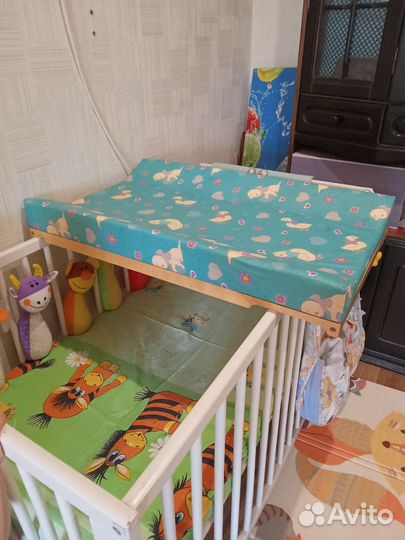 Пеленальная доска на кроватку