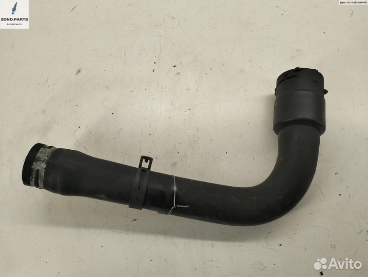Патрубок радиатора 8D0121101K на Volkswagen Passat B5