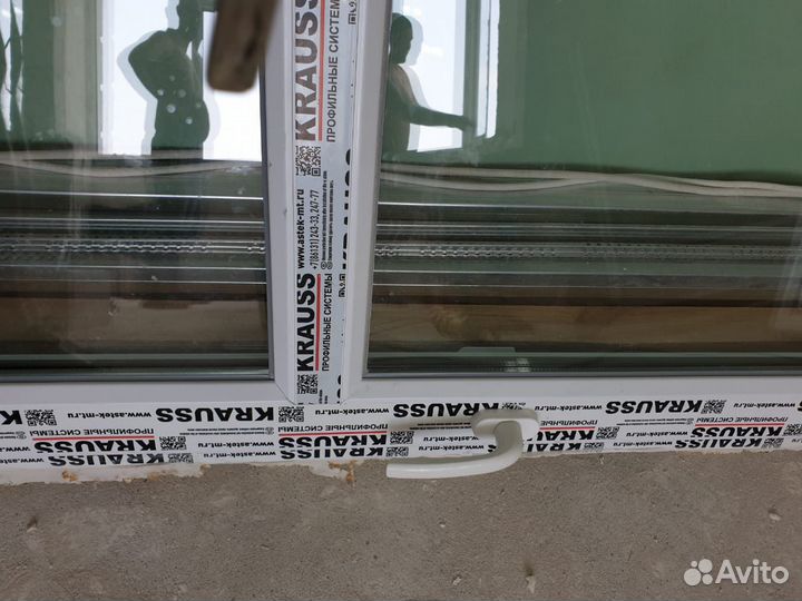 Дверь пластиковая входная стеклянная